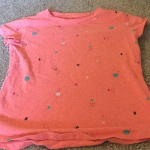A short sleeve shirt.